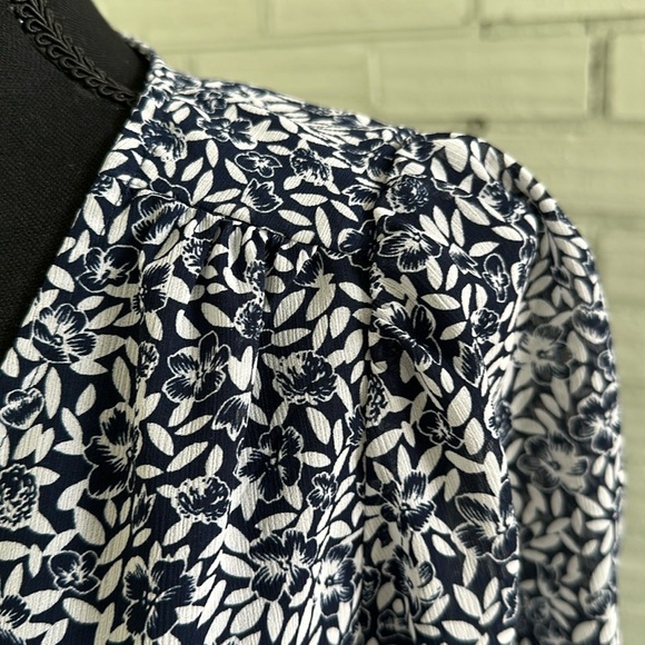 J.Crew blue and white floral V-neck blouse size S - Picture 3 of 8